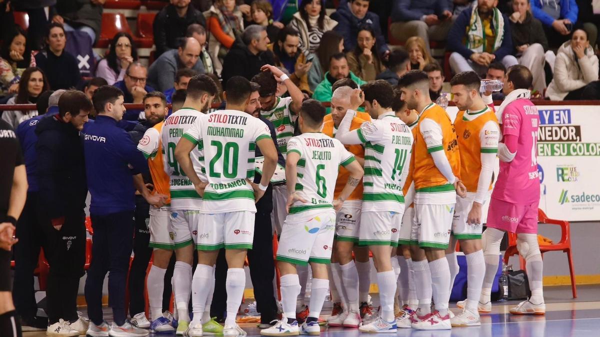 Josan González en un tiempo muerto del partido entre el Córdoba Futsal y el Noia.