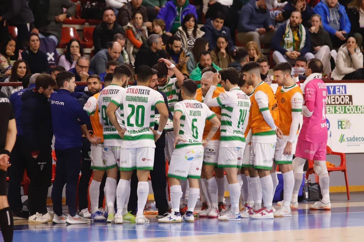 Josan González en un tiempo muerto del partido entre el Córdoba Futsal y el Noia.