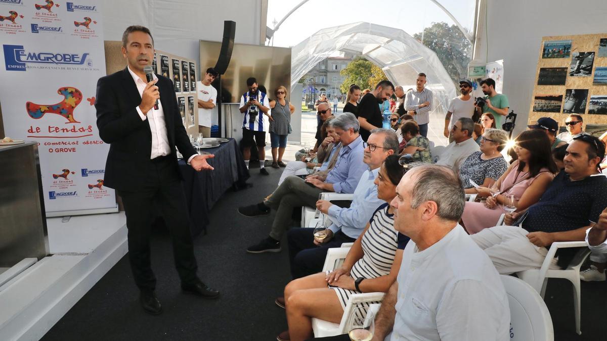 El conselleiro de Mar, Alfonso Villares, interviniendo en la jornada "La Cocina del Mar", promovida por Emgrobes.