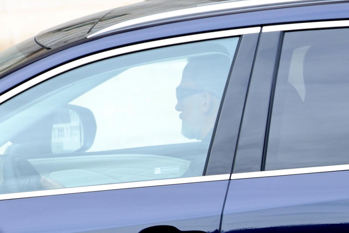 Felipe VI, llegando al Palacio Real ante su sesión, junto a Letizia, con la fotógrafa estadounidense Annie Leibovitz.