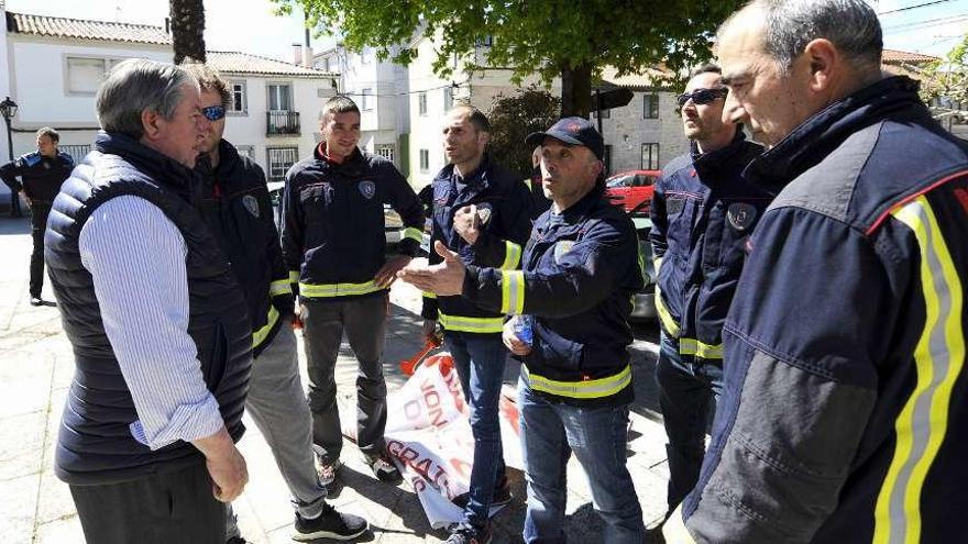 Bomberos con el presidente del Consorcio, Ramiro Varela, en una protesta en Agolada. // Bernabé/Javier Lalín