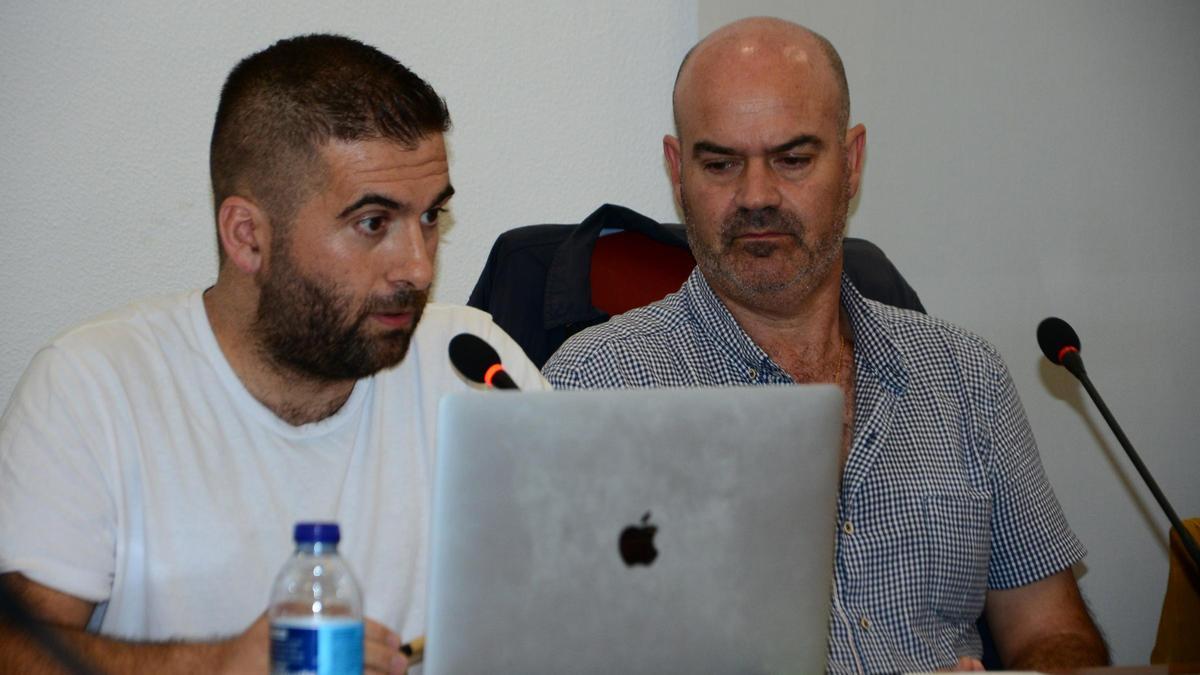 Xosé Leal junto al alcalde de Bueu, Félix Juncal.