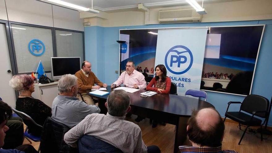 La reunión, ayer, de la junta local del PP, ya sin Carlos Rodríguez de la Torre en la mesa presidencial.