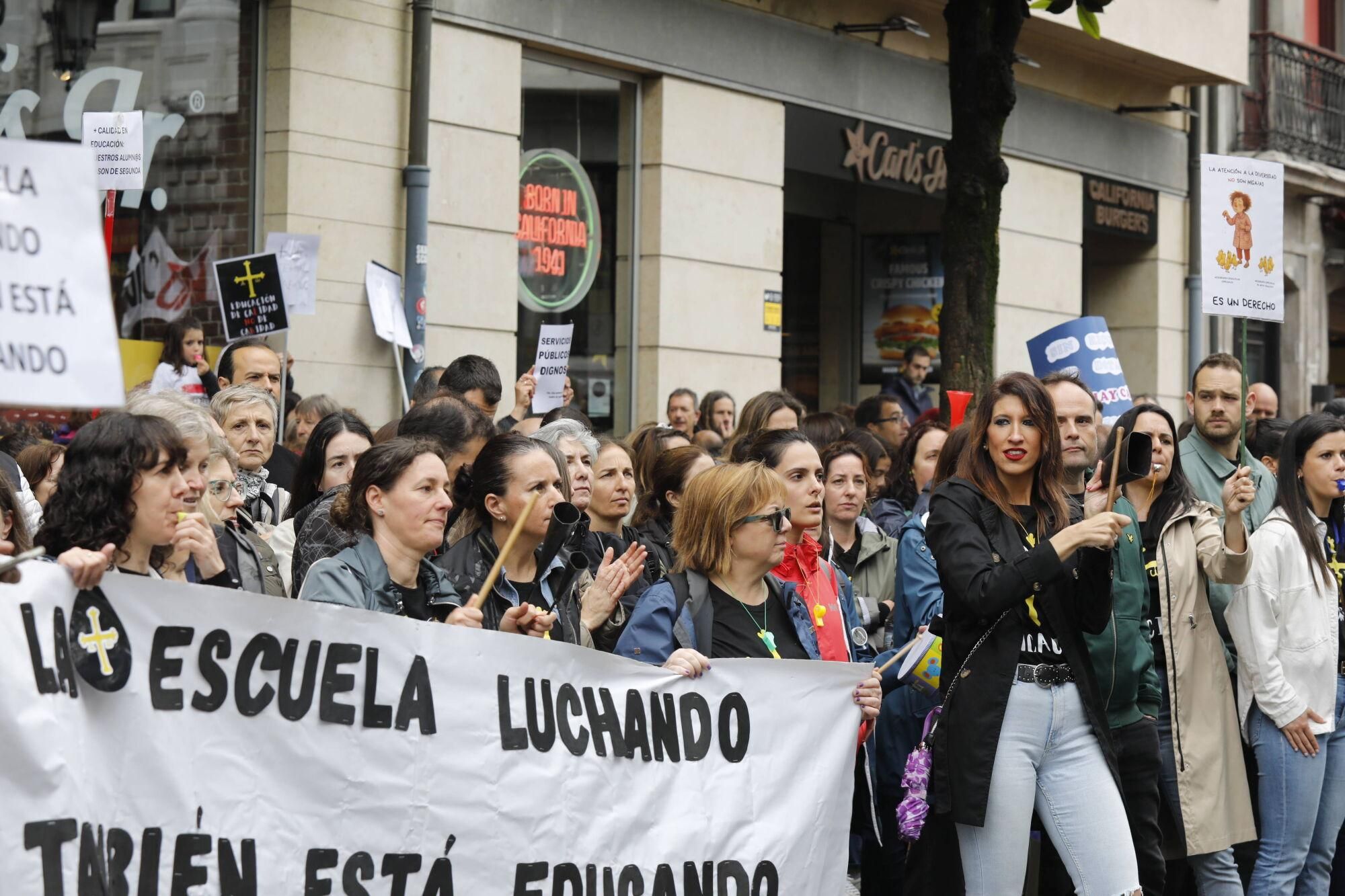 EN IMÁGENES: Nueva manifestación masiva de los docentes, que acabó en la Junta General 