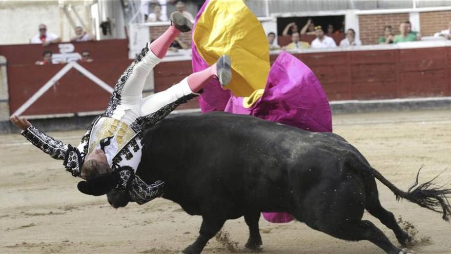 El Cordobés sufre un traumatismo facial al ser cogido por su primer toro