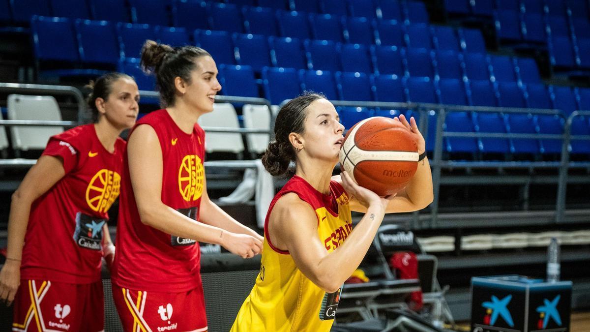 Elena Buenavida lanza un triple durante un entreno.