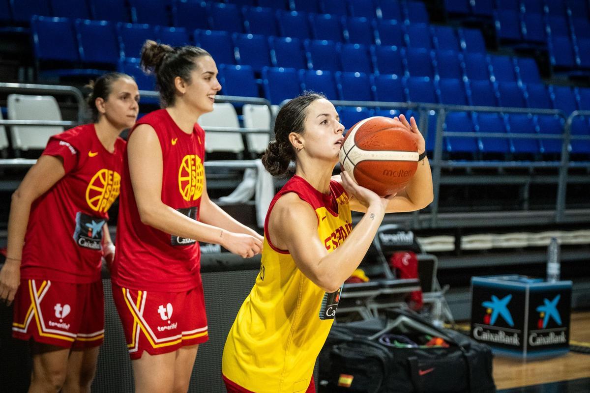 Elena Buenavida lanza un triple en el entreno del miércoles.