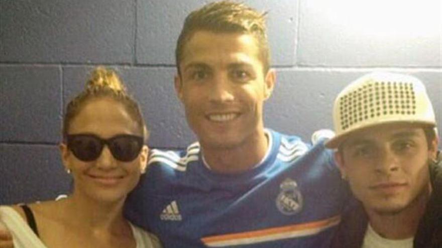 Jennifer López posa junto a Cristiano Ronaldo y su novio.