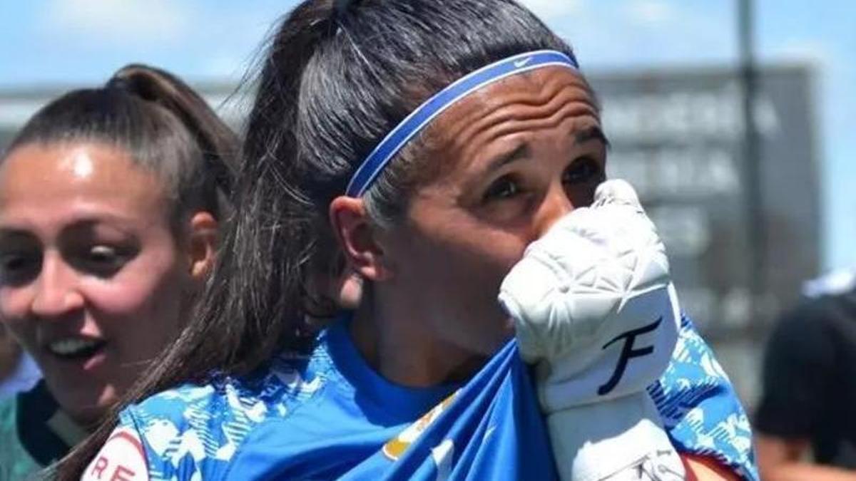 Tatiana Fernández se besa el escudo tras un partido en 2024.