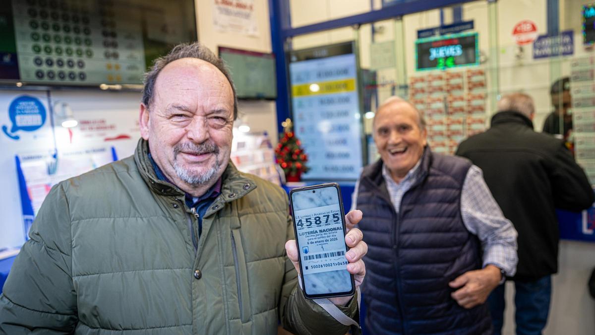 Manuel, agraciado con el segundo premio de la lotería del Niño, al comprar un décimo esta pasada noche de Reyes.