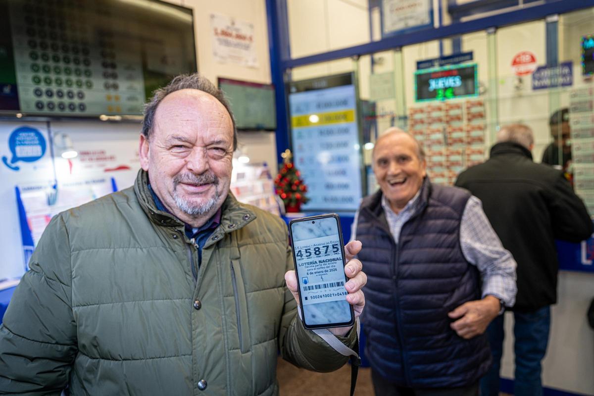 Manuel, agraciado con el segundo premio de la lotería del Niño, al comprar un décimo esta pasada noche de Reyes.