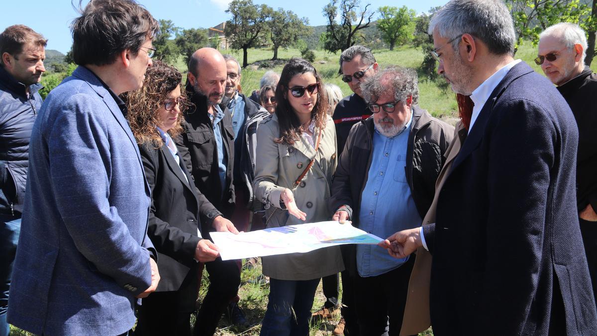 Una tècnica de Medi Ambient de la Diputació de Girona explicant les zones d&#039;actuació properes a les infraestructures que hi ha a la Jonquera mentre altres autoritats escolten
