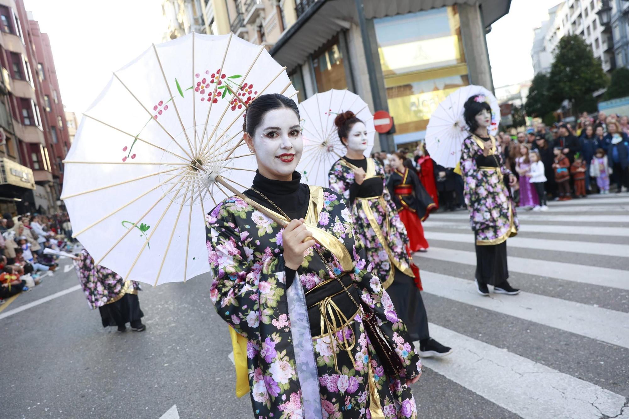 El Carnaval llena de color y alegría las calles de Oviedo