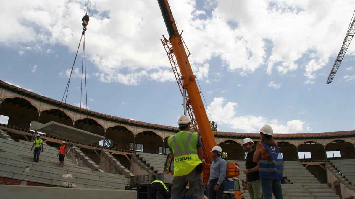 El edil de Patrimonio, Isidro Abellán, (3º izq.), supervisaba los trabajos de colocación del graderío de hormigón en la Plaza de Toros, este jueves.