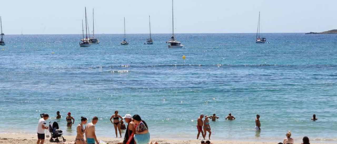 Turistas en ses Figueretes, este verano. | VICENT MARÍ