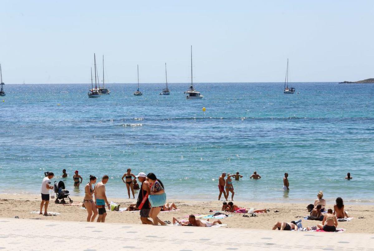 Turistas en ses Figueretes, este verano. | VICENT MARÍ