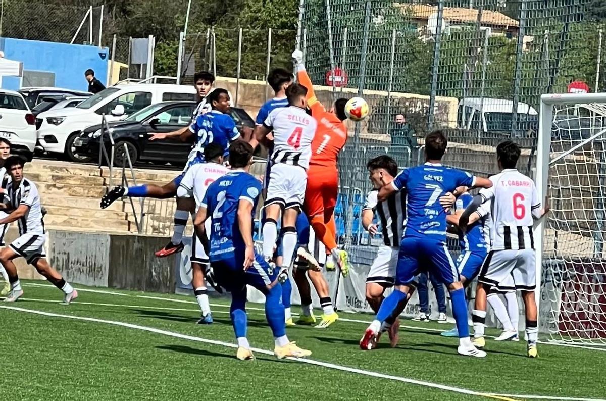 La defensa albinegra se tuvo que esforzar para sacar los balones bombeados.