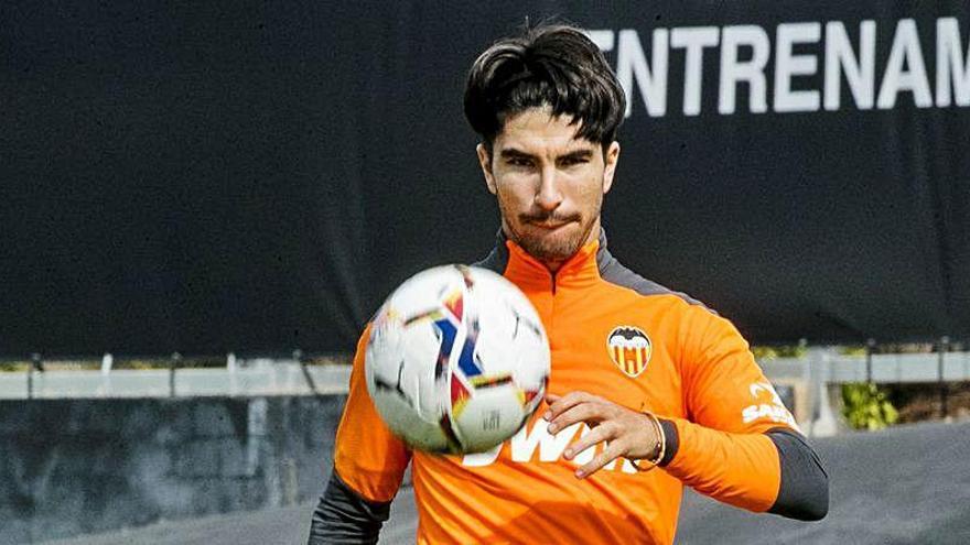 Carlos Soler, durante el entrenamiento de este viernes en Paterna.