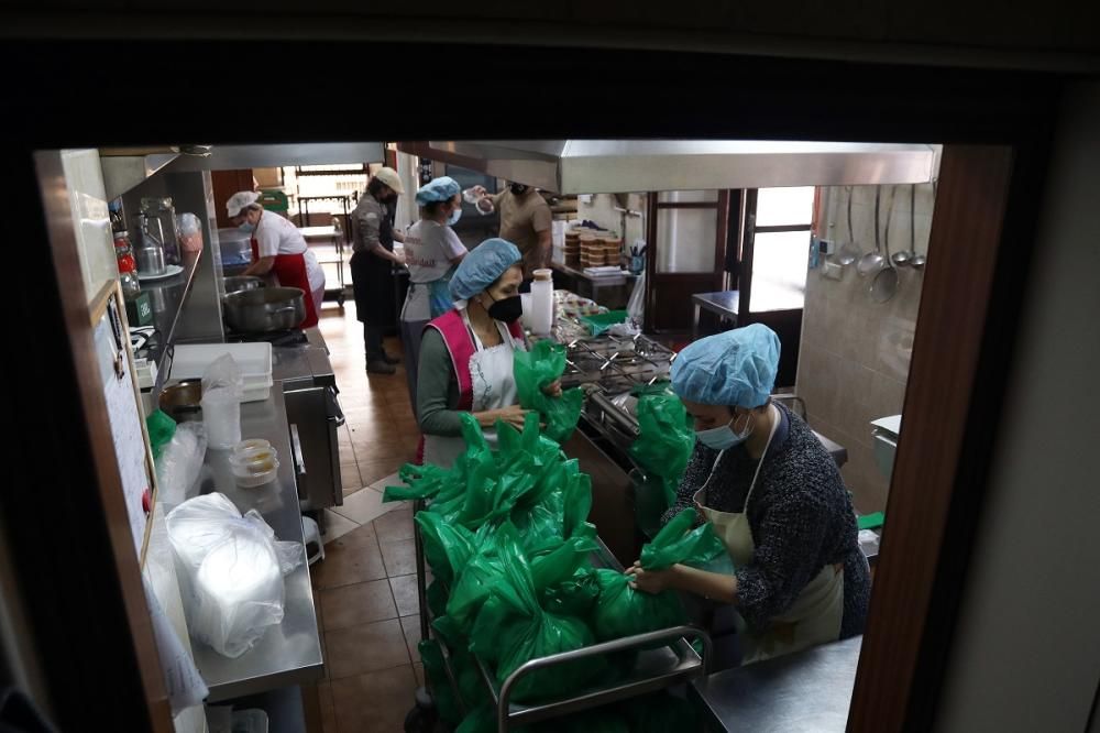 Reparto de menús navideños en el Comedor de Santo Domingo