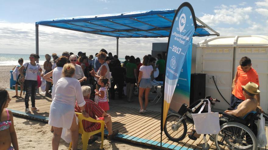 La bandera a la playa más accesible ya ondea en Almardà