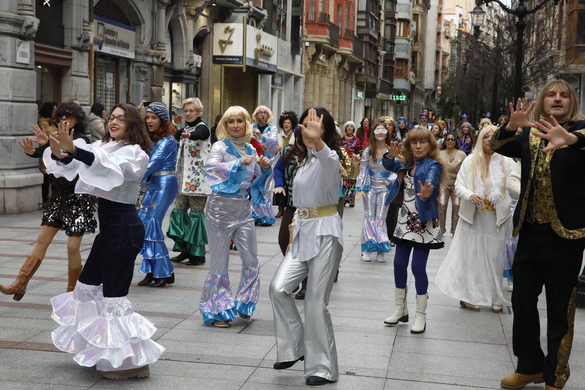 El multitudinario homenaje a ABBA en Gijón de la mano de Robert Taboada y sus bailarines aficionados, en imágenes