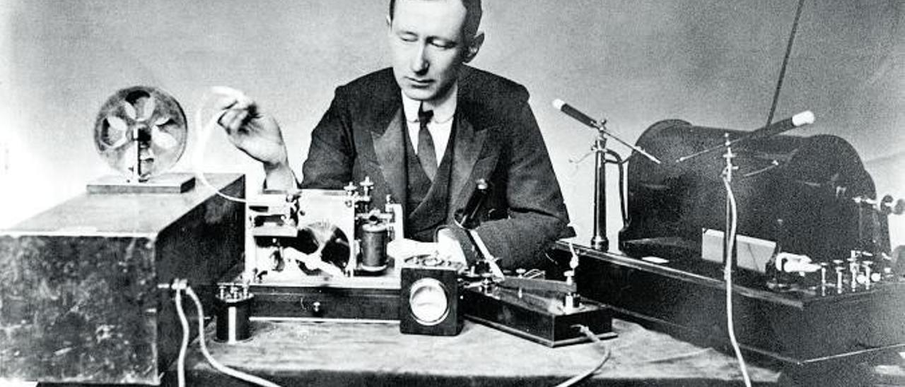 Marconi fabricó el primer radiotransmisor capaz de transportar a grandes distancias una señal utilizando la telegrafía sin hilos. | ELD