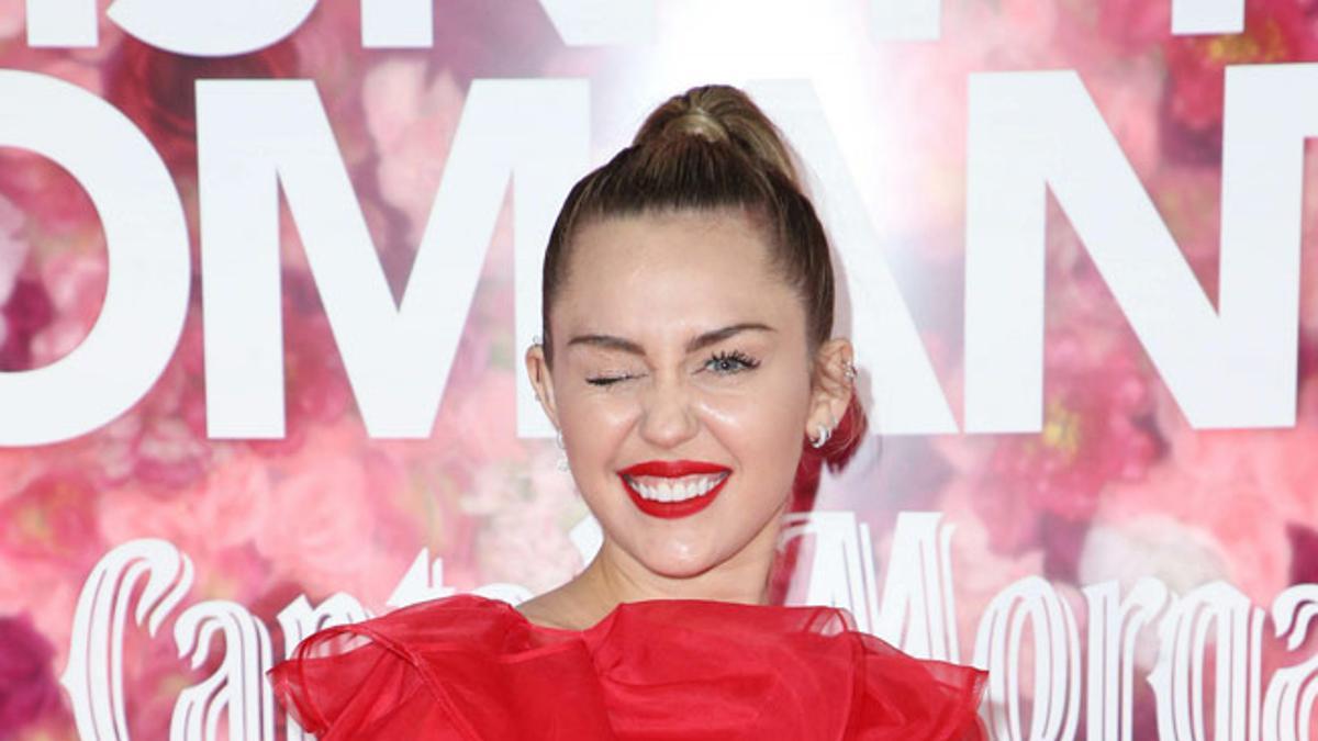 Miley Cyrus con vestido rojo pre-fall 2019 de Valentino