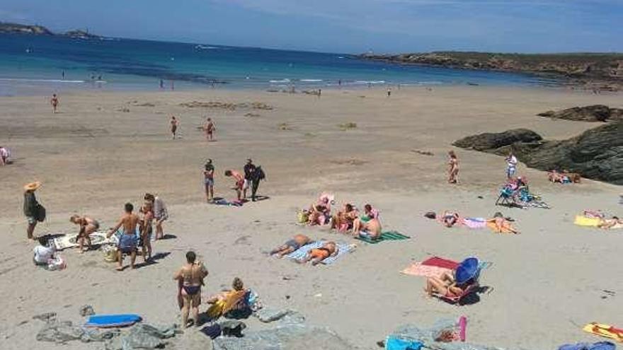 Bañistas en la playa de Arnao, en Castropol, ayer al mediodía.