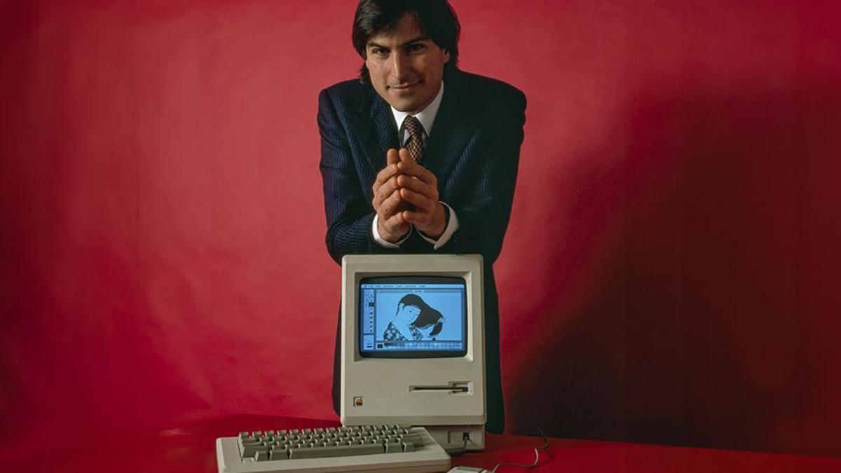 Un joven Steve Jobs posa con el primer Macintosh, en una foto tomada en enero de 1984.