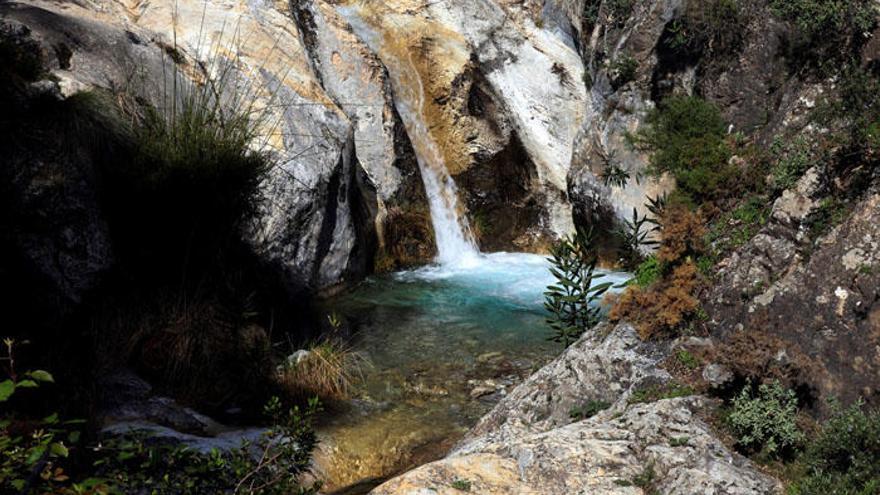 El río Almanchares acompaña con su sonido al viajero en toda la ruta de El Saltillo.