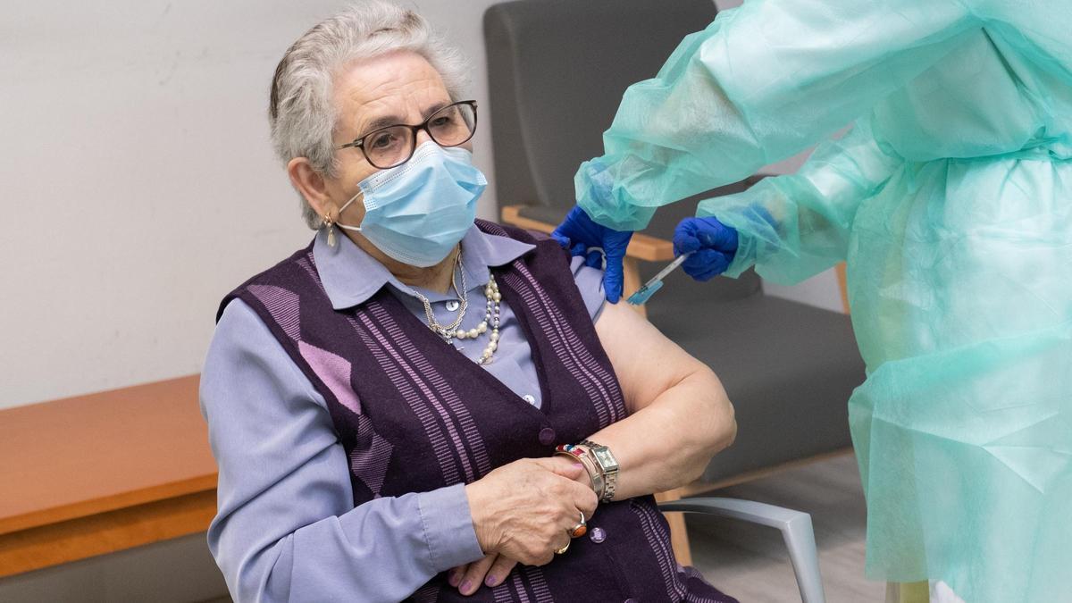 Nieves Cabo, primera en recibir la segunda dosis de la vacuna en Galicia: "Ni la sentí"