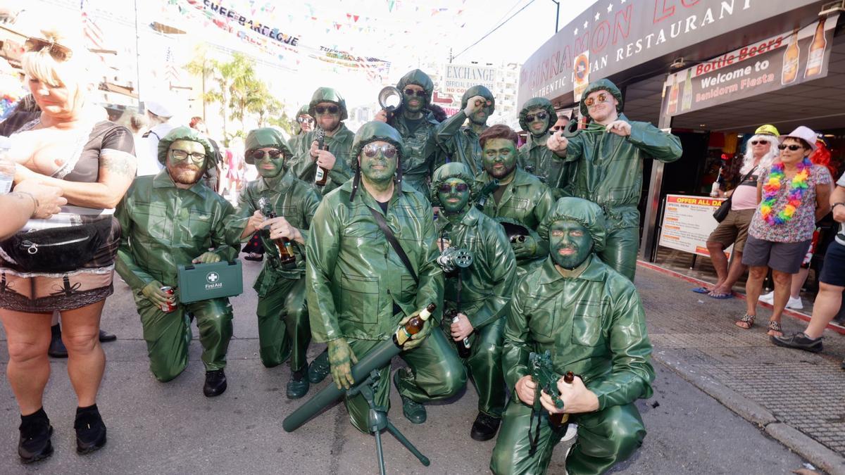 Un grupo de británicos disfrazados en Benidorm.