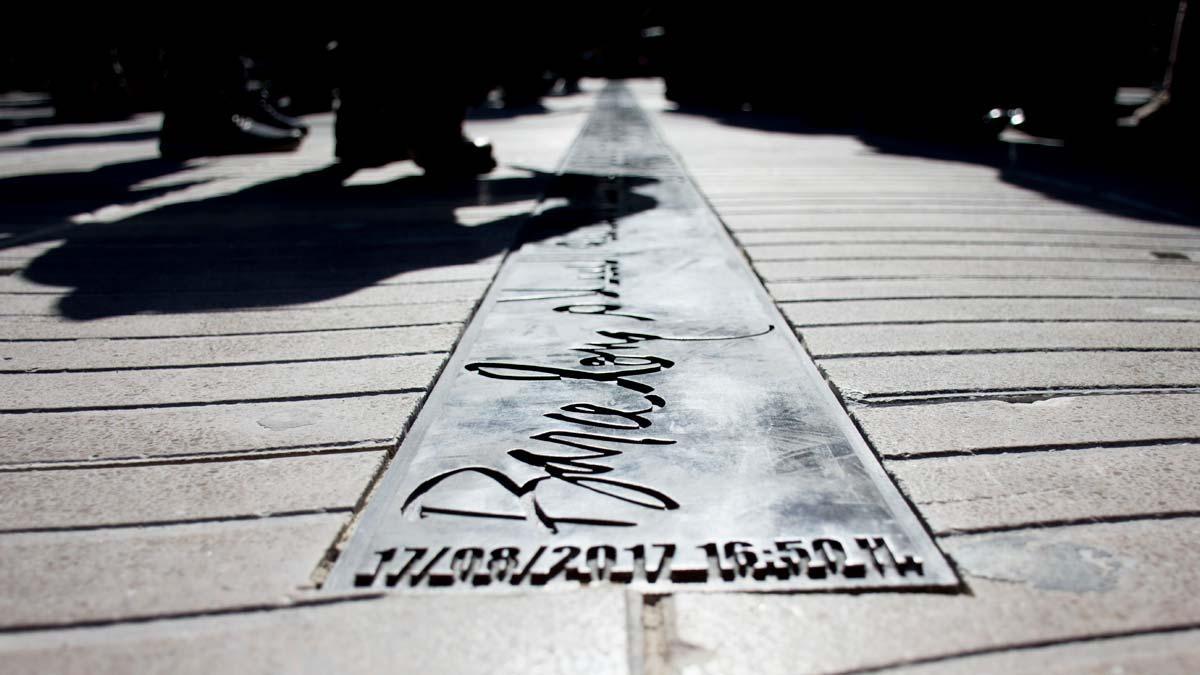 Barcelona inaugura un memorial por las víctimas del atentado del 17A en La Rambla