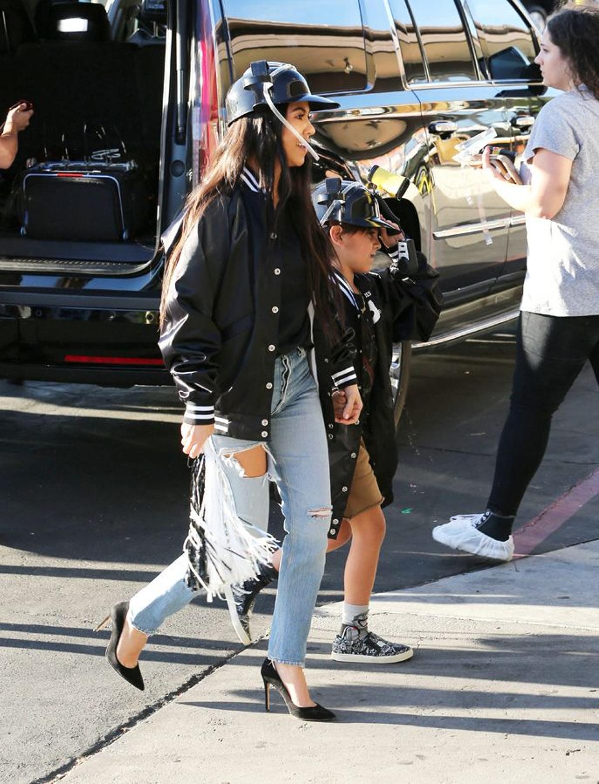 Kourtney Kardashian con 'bomber' negra