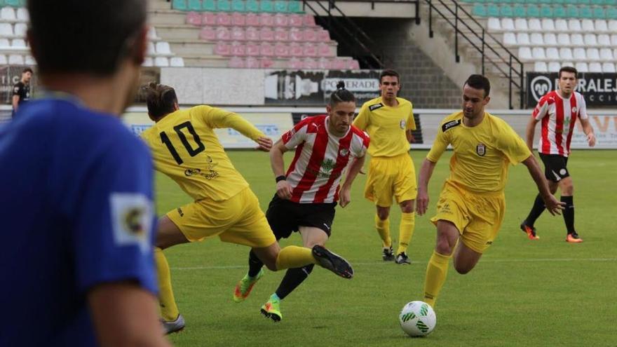 Adrián conduce la pelota ante un rival.