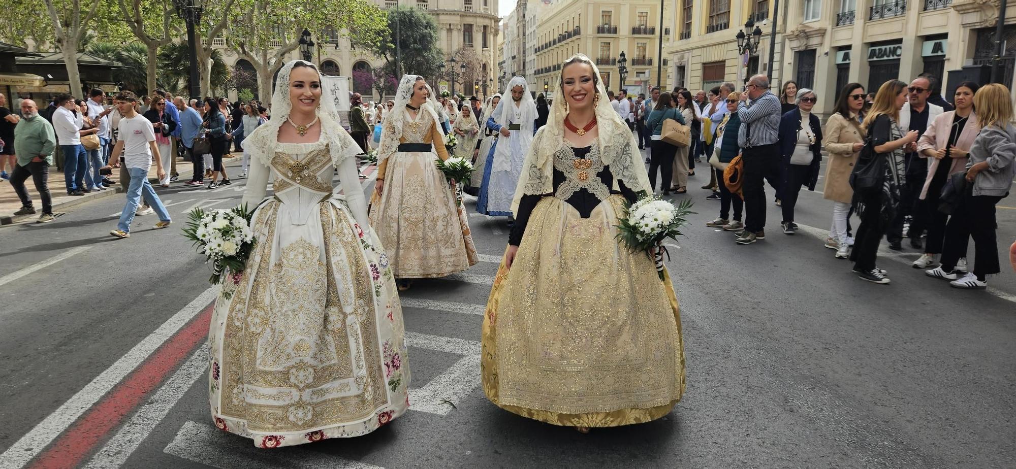 Las falleras ilustres de 2024 y 2023 en la Ofrenda de San Vicente