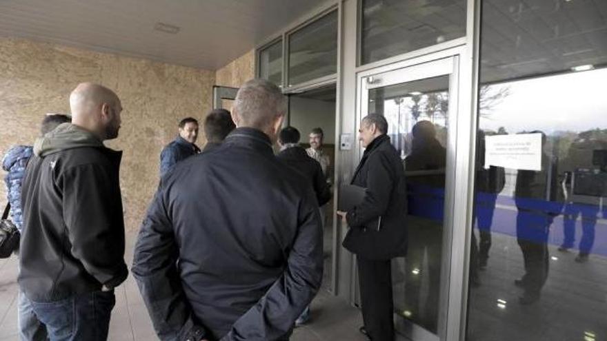 Los técnicos de la Policía volvieron ayer al edificio para ultimar el operativo de seguridad.