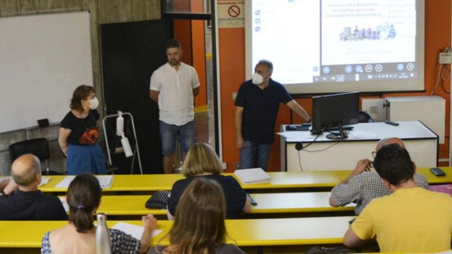 Una de las sesiones teóricas del curso. | // DUVI