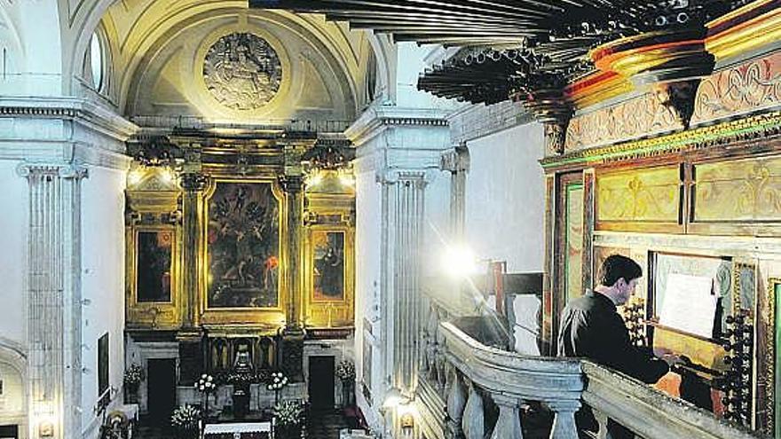 El organista de      La Almudena «estrena» el restaurado órgano barroco de La Corte