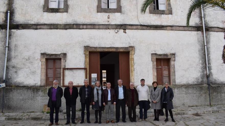 Martí March con el alcalde y otras autoridades ante el pabellón que será reshabilitado.