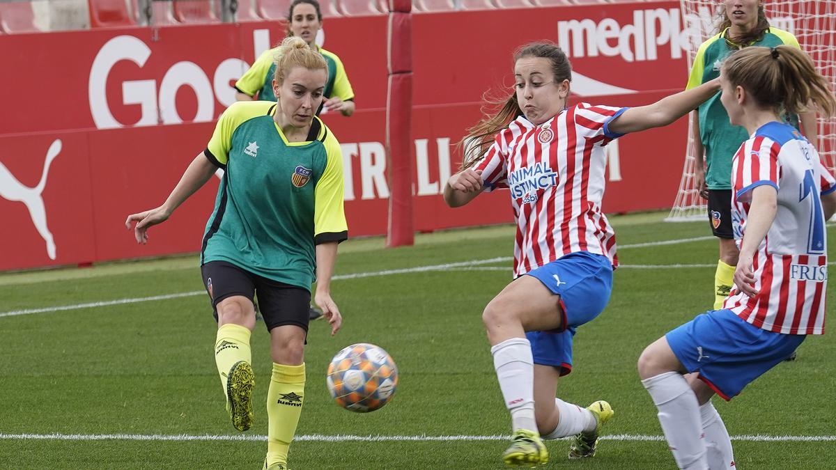 Una jugada del partit de Preferent entre el Girona i el Martinenc a l&#039;estadi de Montilivi