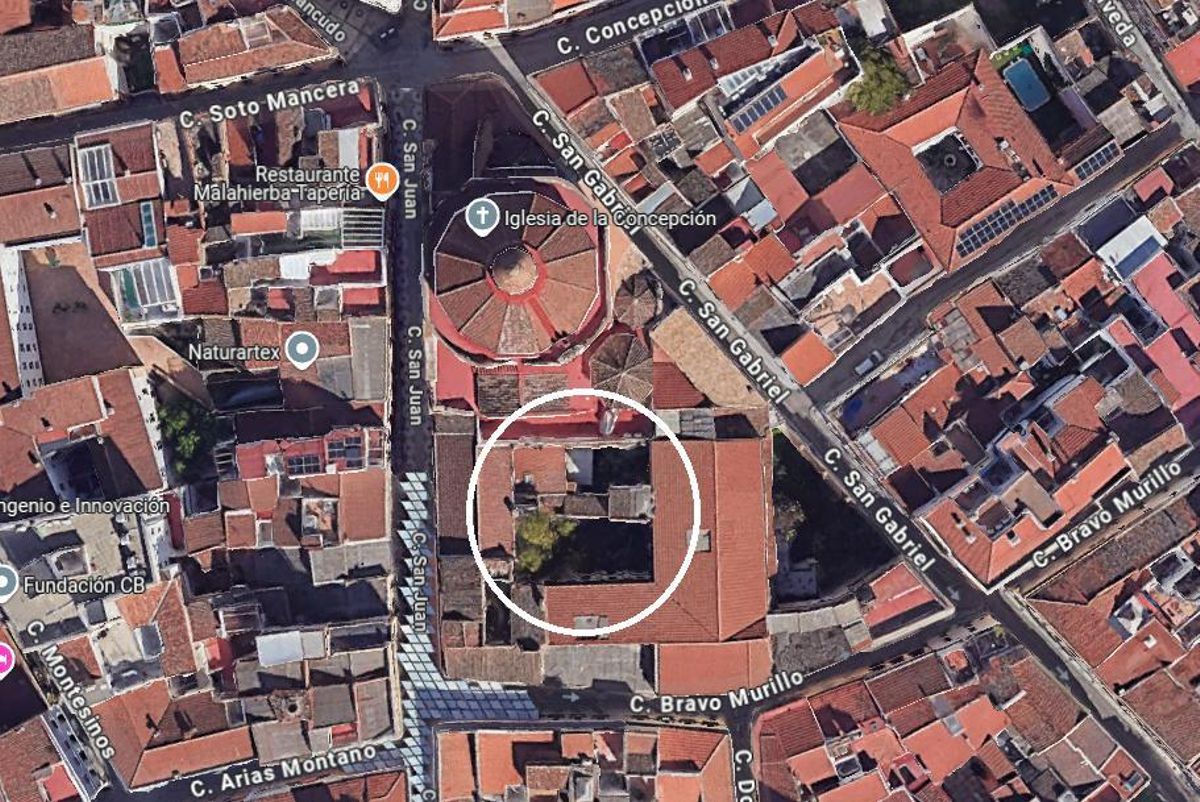 Vista aérea de la parcela en la que se ubica el conventual franciscano y de su claustro en el que se han construido diversas estancias.