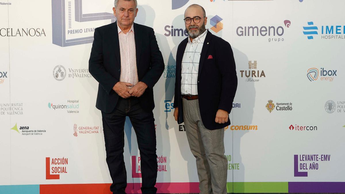 A la izquierda, Amadeo Olmos (presidente Federación Ciclismo Comunitat Valenciana, junto a Javi García (comercial de Levante)