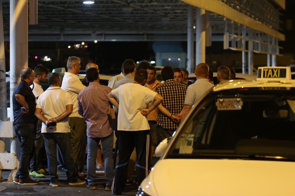 Los taxistas se han concentrado en el aeropuerto.