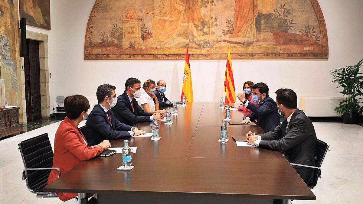 Aragonès i Sánchez, reunits amb la resta d’integrants de la mesa de diàleg | EFE/JORDI BEDMAR
