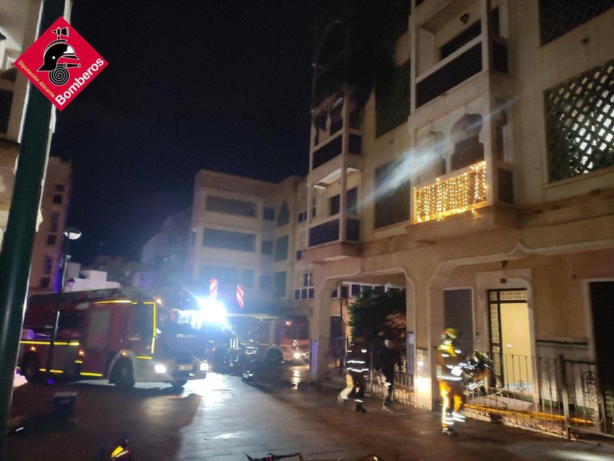 Bomberos en el lugar del incendio mortal en Crevillent.