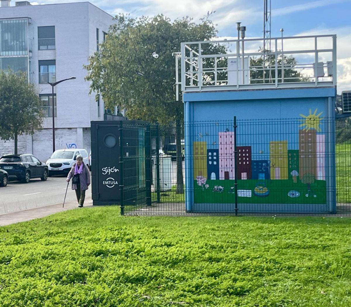 Una mujer camina por el Lauredal, a la altura de la estación de control de calidad del aire. | MARCOS LEÓN