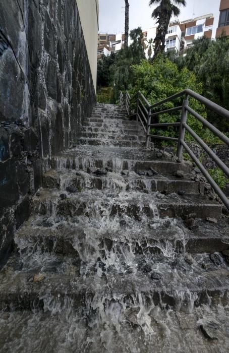 LAS PALMAS DE GRAN CANARIA. Lluvias en la ciudad de Las Palmas de Gran Canaria.  | 03/04/2019 | Fotógrafo: José Pérez Curbelo