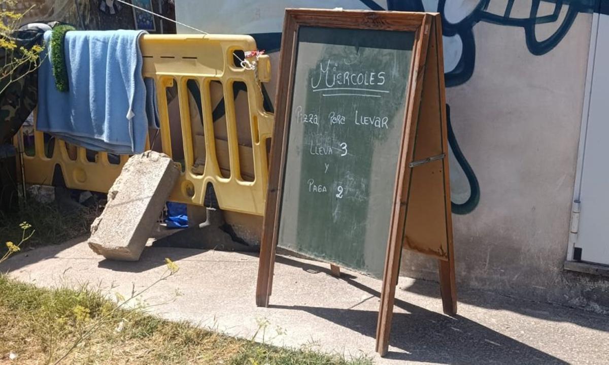 Una pizarra en la entrada del asentamiento, donde se dejan mensajes. | A. ROTGER
