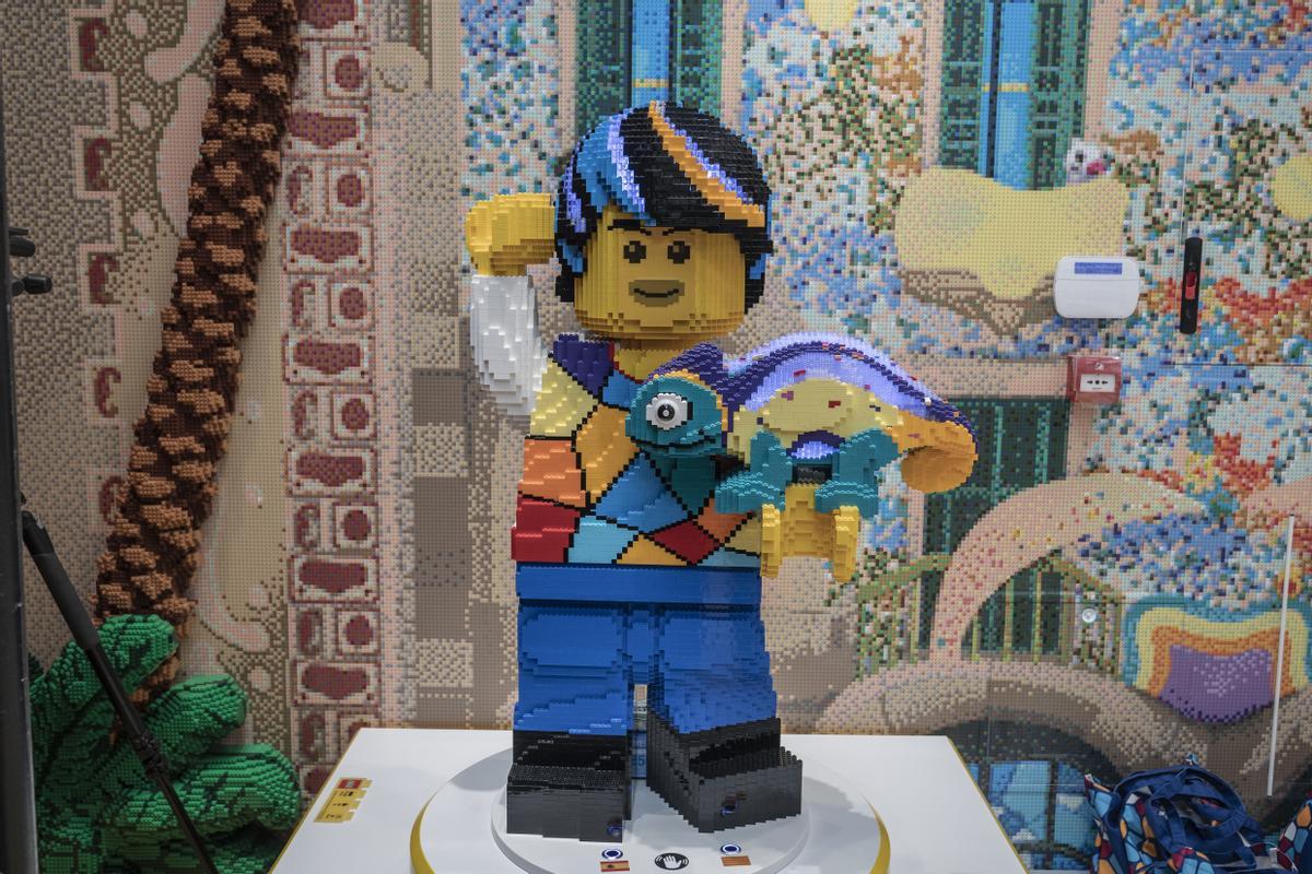 Un personaje de Lego rinde homenaje a Gaudí.